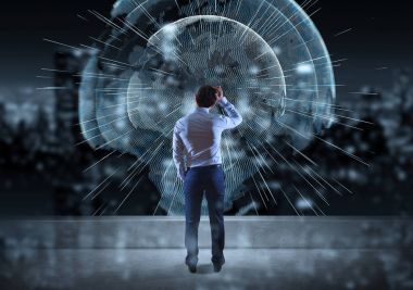 Dijital planet earth arabirim üzerinde bir çatı izlerken işadamı