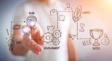 Eliyle el yazması proje sunum kullanarak iş adamı