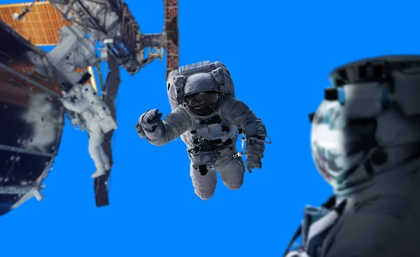 Astronaut working on a space station 3D rendering elements of th — Stock Photo, Image