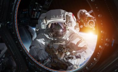 Astronot bir uzay istasyonu 3d işleme öğeleri inci üzerinde çalışma