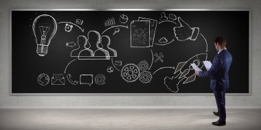 Bir gemide 3d işleme eskiz bir proje izlerken işadamı