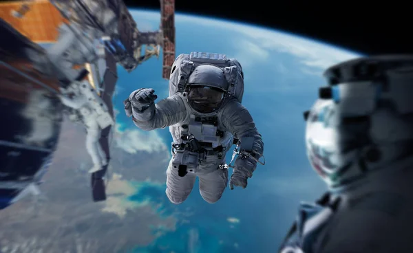 Astronaut working on a space station 3D rendering elements of th — Stock Photo, Image