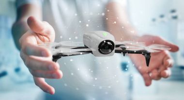 Modern dron 3d işlemesini kullanan iş adamı