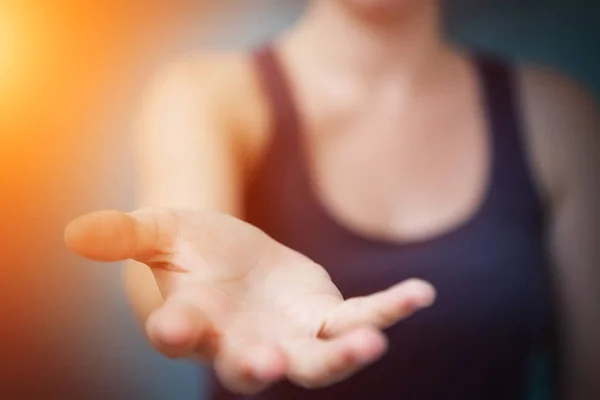 Empresaria dando una mano — Foto de Stock