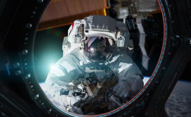 Astronot bir uzay istasyonu 3d işleme öğeleri inci üzerinde çalışma