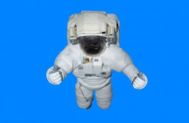 Mavi arka plan 3d işleme öğeleri t üzerinde izole astronot