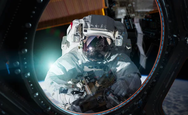 Űrhajós dolgozik egy űrállomás 3d rendering elemei th — Stock Fotó