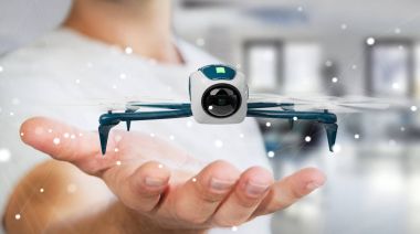 Modern dron 3d işlemesini kullanan iş adamı