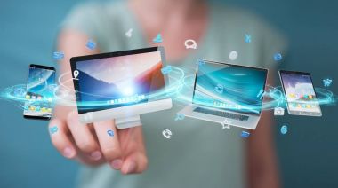 İşadamı teknik cihazlar ve simgeler uygulamaları 3d re bağlanılıyor