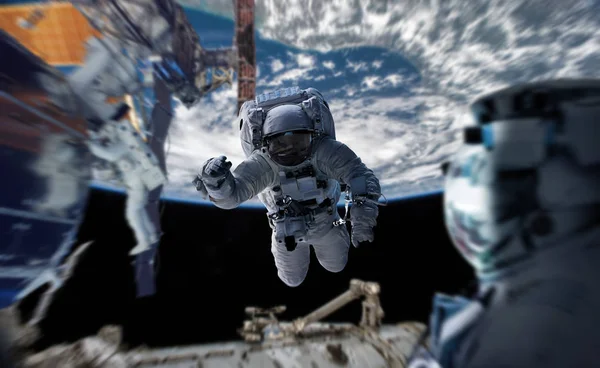 Astronaut working on a space station 3D rendering elements of th — Stock Photo, Image