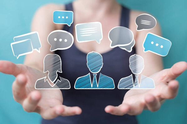 Деловая женщина держит и трогает иконки обсуждения эскиз
