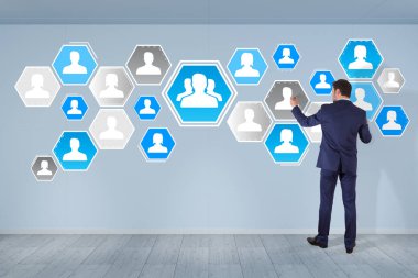 Üzerinde bir duvar 3d renderin sosyal ağ arabirimini kullanarak iş adamı