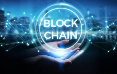 Blockchain cryptocurrency arabirimi 3d rende kullanarak iş kadını