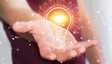 Yenilenebilir çevre ampul kroki tutan işadamı