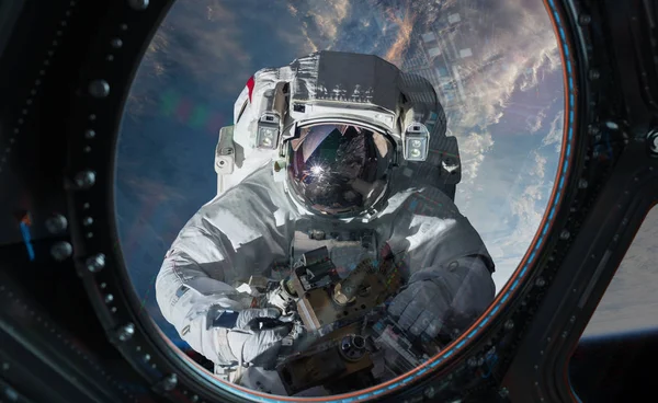 Astronaut working on a space station 3D rendering elements of th — Stock Photo, Image