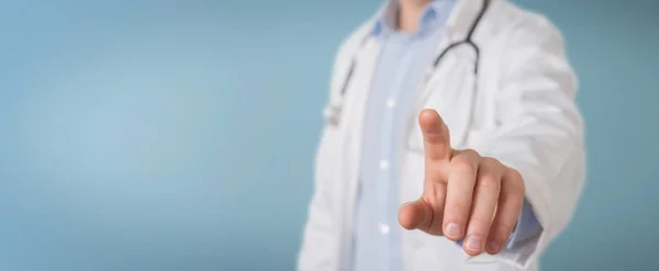 Lékař se dotýká virtuální rozhraní s prstem — Stock fotografie