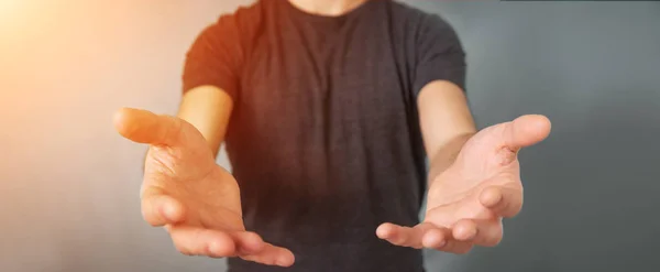 Businessman showing empty hands — Stock Photo, Image