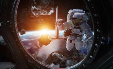 Astronot bir uzay istasyonu 3d işleme öğeleri inci üzerinde çalışma