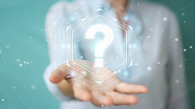 Soru işaretleri dijital arabirimi 3d renderin kullanarak iş kadını