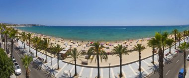 Güneşli gün boyunca Salou Platja Llarga Beach İspanya görünümü