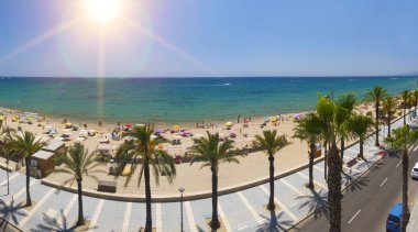 Güneşli gün boyunca Salou Platja Llarga Beach İspanya görünümü