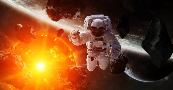 Астронавт, плавающий в пространстве 3D рендеринг элементов этого изображения — стоковое фото