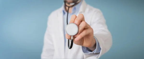 Doktor používající stetoskop v nemocnici — Stock fotografie