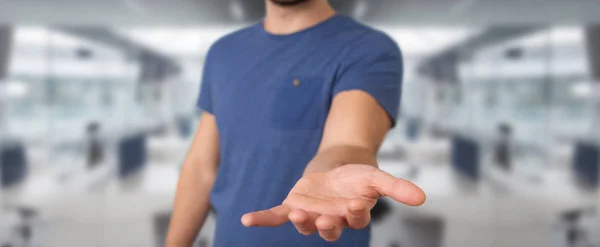 Бизнесмен показывает пустые руки — стоковое фото
