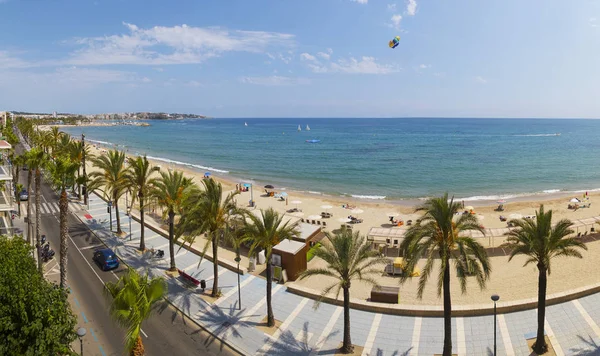 Vista de Salou Platja Llarga Beach em Espanha durante o dia ensolarado — Fotografia de Stock