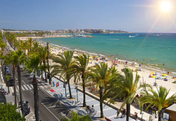 Προβολή του Salou Platja Llarga Beach στην Ισπανία κατά τη διάρκεια ηλιόλουστη μέρα — Φωτογραφία Αρχείου