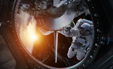 Astronot bir uzay istasyonu 3d işleme öğeleri inci üzerinde çalışma