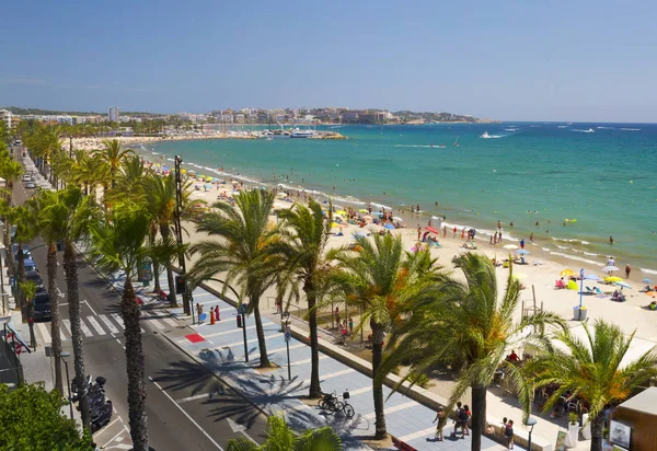 Vista de la Playa de Salou Platja Llarga en España durante el día soleado —  Fotos de Stock