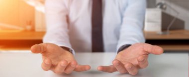 işadamı gösteren boş eller