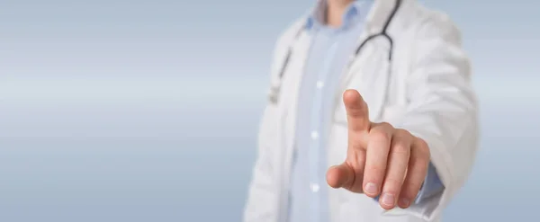 Doctor tocando la interfaz virtual con su dedo —  Fotos de Stock