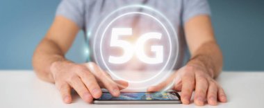 5 g ağ arabirimi 3d işlemesini kullanan iş adamı