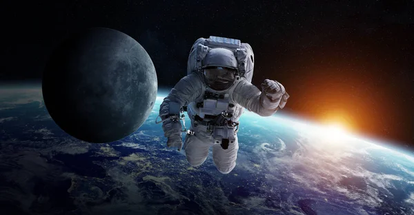 Астронавт, плавающий в пространстве 3D рендеринг элементов этого изображения — стоковое фото