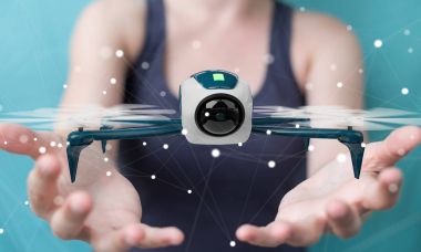 Modern dron 3d işlemesini kullanan iş kadını