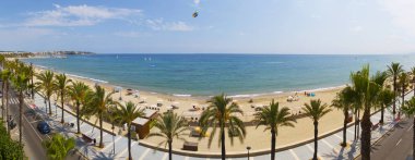 Güneşli gün boyunca Salou Platja Llarga Beach İspanya görünümü