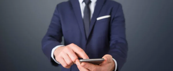 Geschäftsmann mit modernem Handy — Stockfoto