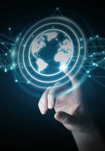 Бизнесвумен, использующая сферу земных сетей 3D рендеринг
