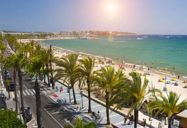 Kilátás nyílik Salou Platja lejtő Beach, Spanyolország, napsütéses nap folyamán — Stock Fotó