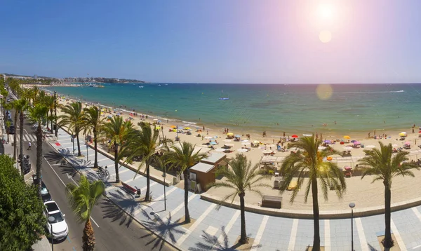 Vista de Salou Platja Llarga Beach em Espanha durante o dia ensolarado — Fotografia de Stock