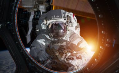 Astronot bir uzay istasyonu 3d işleme öğeleri inci üzerinde çalışma