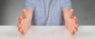 işadamı gösteren boş eller