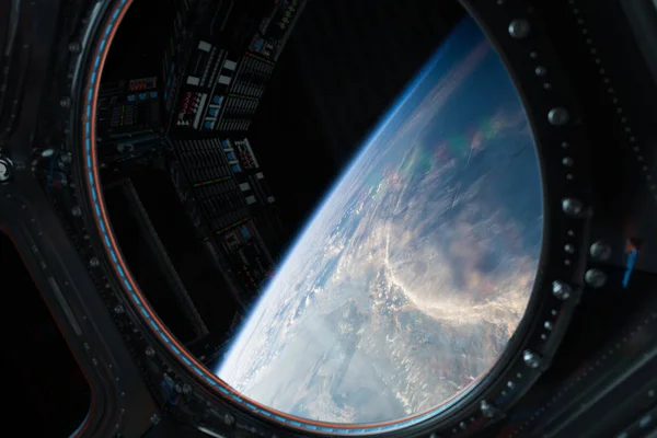 Vista del planeta Tierra desde una ventana de la estación espacial 3D renderizado el —  Fotos de Stock