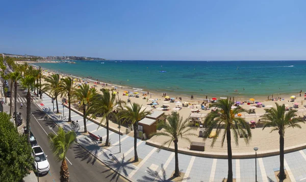 Visa Salou Platja Llarga strand i Spanien under solig dag — Stockfoto