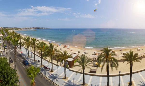 Veduta della spiaggia di Salou Platja Llarga in Spagna durante la giornata di sole — Foto Stock