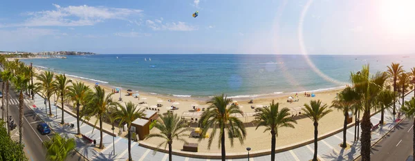 Veduta della spiaggia di Salou Platja Llarga in Spagna durante la giornata di sole — Foto Stock