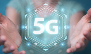 5 g ağ arabirimi 3d işlemesini kullanan iş kadını