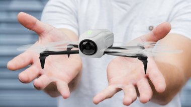 Modern dron 3d işlemesini kullanan iş adamı